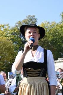 Gigi Pfundmair Saegerin Muenchen 30 09 18 Theresienwise Oktoberfest Wiesen Kapellen Stand concert under Bavaria Oktoberfest