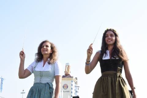 Hostess Arabella Pongratz Hostess Ramona Pongratz Hostess Muenchen 30 09 18 Theresienwise Oktoberfest Meadows Kapellen Stand concert under Bavaria Oktoberfest
