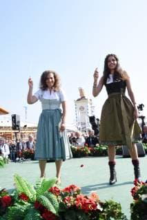 Hostess Arabella Pongratz Hostess Ramona Pongratz Hostess Muenchen 30 09 18 Theresienwise Oktoberfest Meadows Kapellen Stand concert under Bavaria Oktoberfest