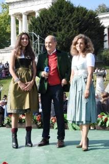 Ramona Pongratz Festival host Michael Hales BR Moderador Arabella Pongratz Festival hostess Muenchen 30 09 18 Theresienwise Oktoberfest Meadows Kapellen Stand concert under Bavaria Oktoberfest