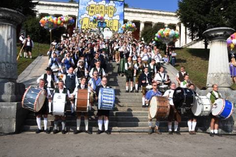 Muenchen 30 09 18 Theresienwise Oktoberfest Meadows Chapels Stand concert under Bavaria Oktoberfest
