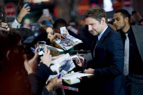 Entertainment Bilder der Woche KW40 Entertainment Bilder des Tages Bradley Cooper signant des autographes a ses fans CELEBRITES : Avant Premiere A Star is Born - Paris - 01 10 2018 JBAutissier Panoramic 