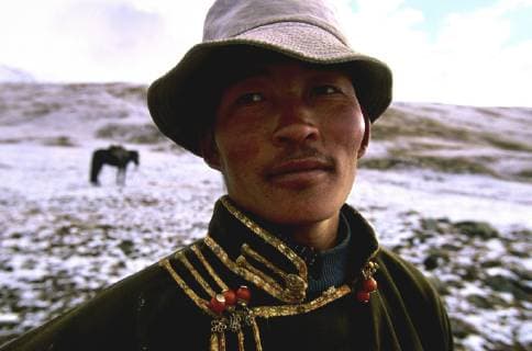 Portrait of a Kazakh Nomad in traditional dressing at the base camp of the mount Khuiten, the highest peak in Mongolia - 4374m. Most of the nomads living in the Tavanbogd Atlai National Park are Kazakhs., Tavanbogd National Park Mongolie Copyright: OlivierxRenck 7282600038