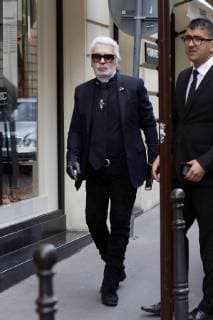Entertainment Bilder der Woche KW40 Entertainment Bilder des Tages October 1, 2018 - Paris, France - Karl Lagarfeld seen arriving at his store Chanel in Paris, France. On october 1, 2018 Paris France  - ZUMAn230 20181001_zaa_n230_122 Copyright: xMehdixTaamallahx