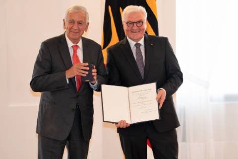 Federal Cross of Merit awarded by Federal President Frank Walter Steinmeier to a total of 29 personalities at Schloss Bellevue Order of Merit of the Federal Republic of Germany Federal Cross of Merit awarded by the Federal President Frank Walter Steinmeier to a total of 29 personalities at Schloss Bellevue Order of Merit of the Federal Republic of Germany Berlin Berlin Germany Schloss Bellevue