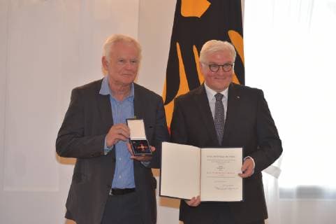 Jim Rakete Federal President Frank Walter Steinmeier at the award ceremony for special achievements for the Day of German Unity at Schloss Bellevue in Berlin on 02 10 2018