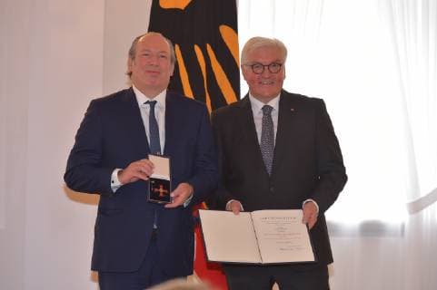 Hans Zimmer at the awarding of the Order of Merit for Special Achievements for the Day of German Unity at Schloss Bellevue in Berlin on 02 10 2018