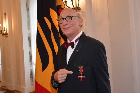 Otto Waalkes with medal at the awarding of the Order of Merit for Special Achievements for the Day of German Unity at the Bellevue Palace in Berlin on 02 10 2018