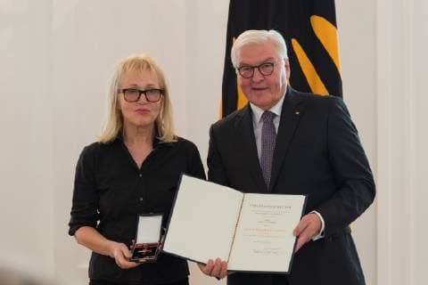 Berlin GER Berlin Award ceremony Culture unites at Schloss Bellevue Berlin v l Annette Humpe Singer Ideal Frank Walter Steinmeier Order award Order of Merit of the Federal Republic of Germany 02 10 2018 Copyright: xUwexKoch xEibner-Pressefotox EP_ukh