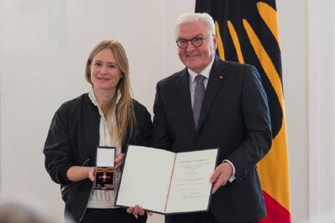 Berlin GER Berlin Award ceremony Culture unites at Schloss Bellevue Berlin v l Julia Jentsch Actress Frank Walter Steinmeier Order of Merit Order of Merit of the Federal Republic of Germany 02 10 2018 Copyright: xUwexKoch xEibner-Pressefotox EP_ukh