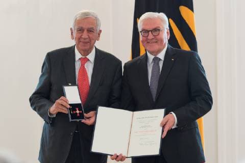 Prof. Dr. Michael Naumann Former Minister of State for Foreign Affairs Frank Walter Steinmeier Order of the Order of Merit of the Federal Republic of Germany 02 10 2018 Copyright: xUwexKoch xEibner-Pressefotox EP_ukh