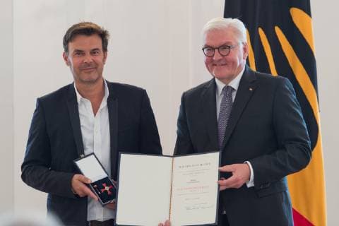 Berlin GER Berlin Award ceremony Culture unites at Schloss Bellevue Berlin v l Francois Ozon Director Frank Walter Steinmeier Order of the Order of Merit of the Federal Republic of Germany 02 10 2018 Copyright: xUwexKoch xEibner-Pressefotox EP_ukh