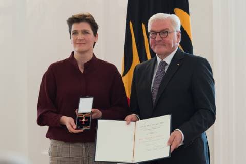 Berlin GER Berlin Ordensverleihung Culture unites at Schloss Bellevue Berlin v l Katja Urbatsch Frank Walter Steinmeier Order of Merit Order of Merit of the Federal Republic of Germany 02 10 2018 Copyright: xUwexKoch xEibner-Pressefotox EP_ukh