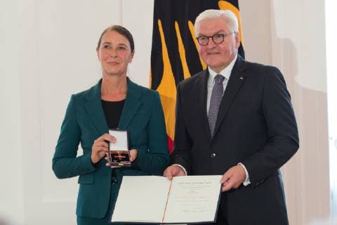 Berlin GER Berlin Award ceremony Culture unites at Schloss Bellevue Berlin v l Be van Vark Choreographer Frank Walter Steinmeier Order of the Order of Merit of the Federal Republic of Germany 02 10 2018 Copyright: xUwexKoch xEibner-Pressefotox EP_ukh