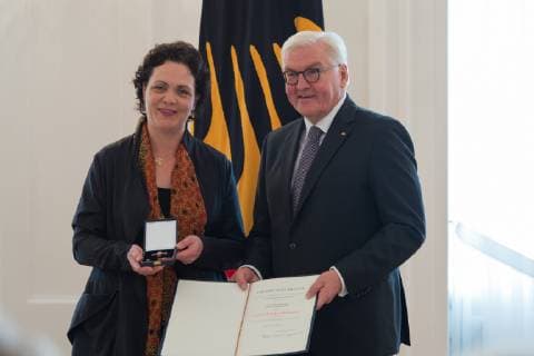 Berlin GER Berlin Award ceremony Culture unites at Bellevue Palace Berlin v l Prof Tabea Zimmermann Frank Walter Steinmeier Order awarded by the Federal Republic of Germany 02 10 2018 Copyright: xUwexKoch xEibner-Pressefotox EP_ukh