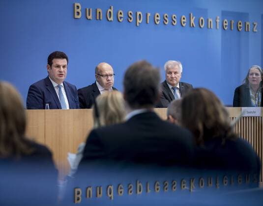 News Bilder des Tages Bundesinnenminister Horst Seehofer, CSU, Bundeswirtschaftsminister Peter Altmaier, CDU und Bundesarbeitsminister Hubertus Heil, SPD geben zusammen eine Pressekonferenz, anlaesslich zum Fachkraefte-Zuwanderungsgesetz in Berlin. 02.10.2018. Berlin Deutschland *** Federal Interior Minister Horst Seehofer CSU Federal Minister of Economics Peter Altmaier CDU and Federal Labor Minister Hubertus Heil SPD together give a press conference on the subject of the Immigration Law in Berlin 02 10 2018 Berlin Germany Copyright: xFelixxZahnx