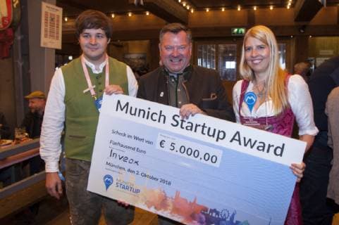 Muenchen Oktoberfest 2018 Munich Startup Award at the Schottenhamel Marquee Bits Pretzls The winner of the Munich Startup Award is Inveox. The two founders are Maria Driesel and Dominik Sievert, presented by Festleiter and Mayor Josef Schmid