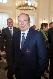 Hans Zimmer poses for a picture after the awarding of the Cross of Merit of the Order of Merit of the Federal Republic of Germany at the Bellevue Palace in Berlin on 2 October 2018 Award of Merit in Berlin