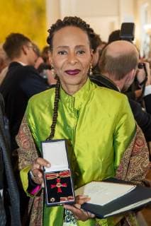 Jocelyn Smith posing for a picture with the Cross of Merit of the Order of Merit of the Federal Republic of Germany at the Bellevue Palace in Berlin on 2 October 2018 Award of Merit in Berlin