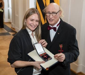Julia Jentsch L and Otto Waalkes R posing for a picture with the Cross of Merit of the Order of Merit of the Federal Republic of Germany at Bellevue Palace in Berlin on 2 October 2018 Award of Merit in Berlin
