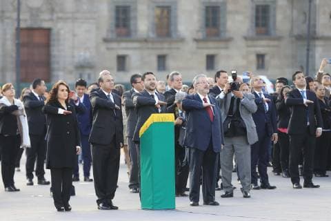 October 2 2018 EUM20181002NAC17 JPG CITY OF MEXICO Anniversary Anniversary Movement 68 October 2, 2018 On the esplanade of the Zocalo in Mexico City they raise the flag at half-mast and perform honor guard in memory of the people who died during  - ZUMAu78_ 20181002_zaf_u78_027 Copyright: xIrvinxOlivaresx