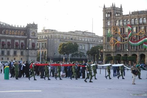 October 2 2018 EUM20181002NAC19 JPG CITY OF MEXICO Anniversary Anniversary Movement 68 October 2, 2018 In the esplanade of the Zocalo in Mexico City representatives of the three political powers raise the flag at half mast and perform honor guard in memory of the deceased during the student movement of 1968 to 50 years of the fact Photo Agency EL UNIVERSAL EVZ  - ZUMAu78_ 20181002_zaf_u78_030 Copyright: xIrvinxOlivaresx