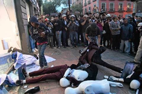 October 2 2018 EUM20181002NAC52 JPG MEXICO CITY Anniversary Anniversary Movement 68 During the march to commemorate the 50th anniversary of the Student Movement of 1968, a group of hooded people performed vandalized acts in the Historic Centers shops October 2, 2018 Photo Agency EL UNIVERSALFrancisco RodriguezRCC  - ZUMAu78_ 20181002_zaf_u78_092 Copyright: xElxUniversalx