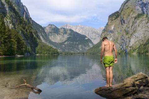  Junger Mann in Badehose steht auf einem Stein im Obersee, Bergsee, Berglandschaft, hinten Watzmannmassiv, Salet am Königssee, Nationalpark Berchtesgaden, Berchtesgadener Land, Oberbayern, Bayern, Deutschland, Europa *** Young man in swimming trunks stands on a stone in the Obersee mountain lake mountain landscape behind Watzmannmassiv Salet am Königssee National Park Berchtesgaden Berchtesgadener Land Upper Bavaria Bavaria Germany Europe Copyright: imageBROKER/ValentinxWolf ibxvfw04749870.jpg