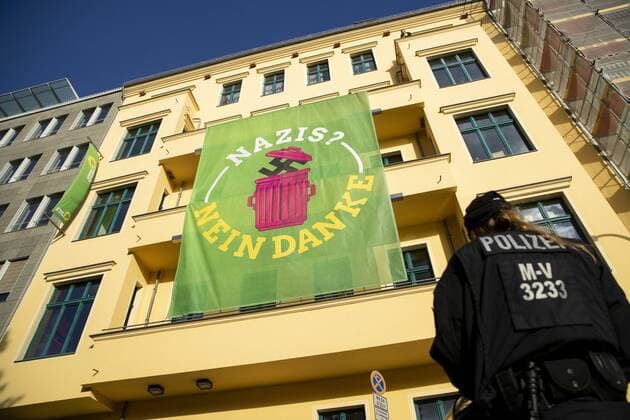 News Themen der Woche KW 40 News Bilder des Tages Ein riesen Banner haengt vor der Fassade der BUndesgeschaeftsstelle der Gruenen Nazis nein Danke am Rande einer Demonstration organisiert vom rechtspopulistischen Vereinigung Wir fuer Deutschland mit dem Motto Tag der Nation am Tag der Deutschen Einheit in Berlin am 3. Oktober 2018. Tag der Deutschen Einheit in Berlin *** A giant banner hangs in front of the facade of the Gruenen Nazis building office No Thanks on the verge of a demonstration organized by the right-wing populist organization We for Germany with the motto Day of the Nation on the Day of German Unity in Berlin on 3 October 2018 Day of German Unity in Berlin
