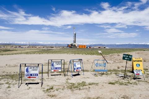 IMAGO Nature: Unsere Erde, Umweltverträgliche Herausforderungen des 21. Jahrhunderts, Fracking Signs on the roads surrounding Pinedale, WY mark the locations of drill rigs. The Pinedale area in NW Wyoming is experiencing a huge natural gas boom., Pinedale Wyoming USA Copyright: TedxWood 9927600006