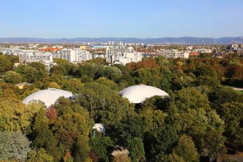 Architektur von Frei Otto Multihalle Mannheim. 29.09.18 Multihalle Herzogenriedpark. Multihalle. Zum Erhalt der Multihalle Mannheim will Förderprogramme Nationale Projekte des Städtebaus sowie Europäisches Kulturerbejahr SHARING HERITAGE beantragen. Unter Vorbehalt einer erfolgreichen Bewerbung würde der Gemeinderat die notwendigen finanziellen Voraussetzungen für eine Drittel-Beteiligung an den Kosten des ersten Bauabschnitts, der Sanierung des Tragwerks inklusive teilweiser Rückbau der Betoneinbauten gemäß dem Wettbewerbsergebnis, schaffen. Die aktuelle Kostenschätzung, welche auf der ursprünglichen Kostenschätzung des Ingenieurbüros Fast + Epp aus dem Jahr 2015 aufbaut, liegt bei 14,2 Millionen Euro. , Mannheim Baden Württemberg Deutschland *** Multi-Hall Mannheim 29 09 18 Multi-Hall Herzogenriedpark Multi-Hall In order to rec
