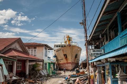 News Themen der Woche KW 40 News Bilder des Tages October 6, 2018 - Palu, Central Sulawesi, Indonesia - A ship stranded on land after the earthquake and tsunami In Wani village..A deadly earthquake measuring 7.5 magnitude and the tsunami wave caused by it has destroyed the city of Palu and much of the area in Central Sulawesi. According to the officials, death toll from devastating quake and tsunami rises to 1,480, around 800 people in hospitals are seriously injured and some 62,000 people have been displaced in 24 camps around the region. Palu Indonesia - ZUMAs197 20181006_zaa_s197_061 Copyright: xHariandixHafidx