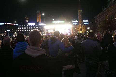 Kim Larsen mindes med koncerten Som et strejf af en draabe - Danmark synger farvel til Kim Larsen paa Raadhuspladsen i Koebenhavn soendag den 7. oktober 2018. Showet finder sted praecis en uge efter Kim Larsens doed og streames live paa DR1 og vises paa storskaerm flere steder i landet. Foto: Ritzau Scanpix Philip Davali , Copenhagen Danmark Denmark  Copyright: PhilipxDavalix COP107 spdk20181007-193511-L