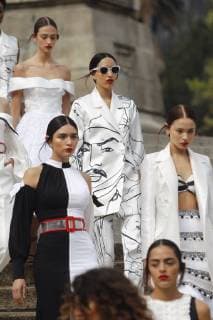 Models present creations by Mexican designer Benito Santos during during the start of Mercedes-Benz Fashion Week Mexico City, on the steps of the Angel of Independence, in Mexico City, Mexico, 07 October 2018. Mercedes-Benz Fashion Week Mexico City !ACHTUNG: NUR REDAKTIONELLE NUTZUNG! Copyright: xSashenkaxGutierrezx CMX01 20181007-636745377925954427