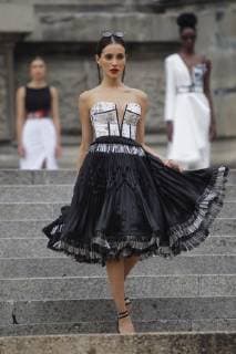 Models present creations by Mexican designer Benito Santos during during the start of Mercedes-Benz Fashion Week Mexico City, on the steps of the Angel of Independence, in Mexico City, Mexico, 07 October 2018. Mercedes-Benz Fashion Week Mexico City !ACHTUNG: NUR REDAKTIONELLE NUTZUNG! Copyright: xSashenkaxGutierrezx CMX01 20181007-636745377937985842