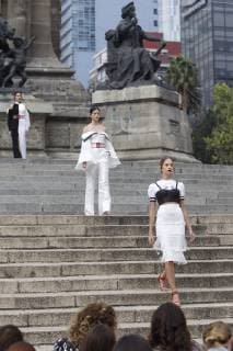 Models present creations by Mexican designer Benito Santos during during the start of Mercedes-Benz Fashion Week Mexico City, on the steps of the Angel of Independence, in Mexico City, Mexico, 07 October 2018. Mercedes-Benz Fashion Week Mexico City !ACHTUNG: NUR REDAKTIONELLE NUTZUNG! Copyright: xSashenkaxGutierrezx CMX01 20181007-636745377962987140