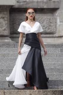 Models present creations by Mexican designer Benito Santos during during the start of Mercedes-Benz Fashion Week Mexico City, on the steps of the Angel of Independence, in Mexico City, Mexico, 07 October 2018. Mercedes-Benz Fashion Week Mexico City !ACHTUNG: NUR REDAKTIONELLE NUTZUNG! Copyright: xSashenkaxGutierrezx CMX01 20181007-636745377987674964