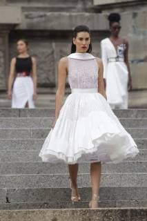 Models present creations by Mexican designer Benito Santos during during the start of Mercedes-Benz Fashion Week Mexico City, on the steps of the Angel of Independence, in Mexico City, Mexico, 07 October 2018. Mercedes-Benz Fashion Week Mexico City !ACHTUNG: NUR REDAKTIONELLE NUTZUNG! Copyright: xSashenkaxGutierrezx CMX01 20181007-636745377997518826