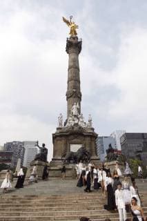 Models present creations by Mexican designer Benito Santos during during the start of Mercedes-Benz Fashion Week Mexico City, on the steps of the Angel of Independence, in Mexico City, Mexico, 07 October 2018. Mercedes-Benz Fashion Week Mexico City !ACHTUNG: NUR REDAKTIONELLE NUTZUNG! Copyright: xSashenkaxGutierrezx CMX01 20181007-636745378651403796