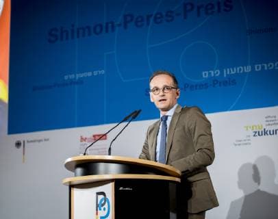 Federal Foreign Minister Heiko Maas SPD participates in the Shimon Peres award ceremony in the Red City Hall of Berlin 08 10 2018 Berlin Germany Copyright: xFelixxZahnx