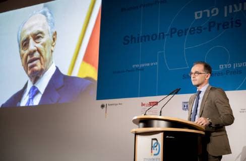 Federal Foreign Minister Heiko Maas SPD participates in the Shimon Peres award ceremony in the Red City Hall of Berlin 08 10 2018 Berlin Germany Copyright: xFelixxZahnx