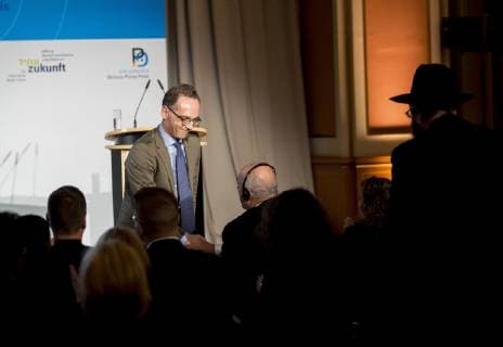 Federal Foreign Minister Heiko Maas SPD participates in the Shimon Peres award ceremony in the Red City Hall of Berlin 08 10 2018 Berlin Germany Copyright: xFelixxZahnx