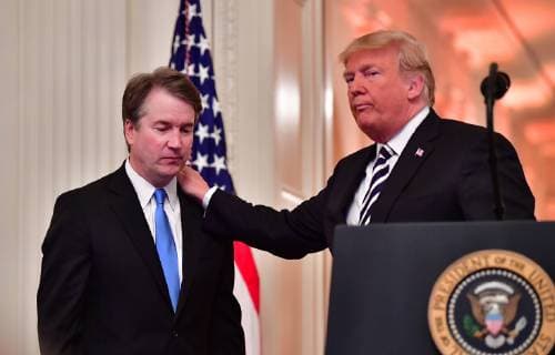 News Themen der Woche KW41 News Bilder des Tages President Donald Trump (R) puts his arm on Supreme Court Associate Justice Brett Kavanaugh s shoulder during his ceremonial swearing-in ceremony, at the White House on October 8, 2018 in Washington, D.C.  WAP20181008320 KEVINxDIETSCH
