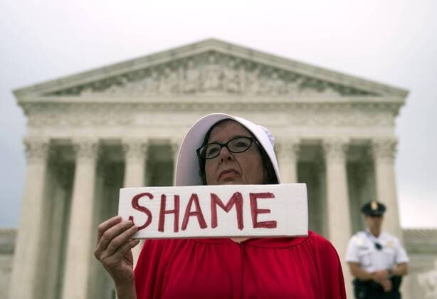News Themen der Woche KW41 News Bilder des Tages A protester stands outside the Supreme Court during a rally against Justice Brett Kavanaugh on his first day as a Justice, at the Supreme Court in Washington, D.C. on October 9, 2018. Kavanaugh, who was sworn-in over the weekend, had a contentious nomination period where several sexual assault allocations came out against him. The Senate confirmed Kavanaugh 50-48.  WAP20181009305 KEVINxDIETSCH