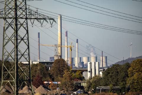Blick auf die Halde Scholven mit dem EON Kohlekraftwerk Scholven, Gelsenkirchen, *** View of the heap Scholven with the EON coal power station Scholven Gelsenkirchen