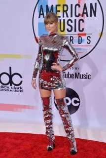 Singer Taylor Swift arrives for the 46th annual American Music Awards at the Microsoft Theater in Los Angeles on October 9, 2018.  LAP20181009007 JIMxRUYMEN