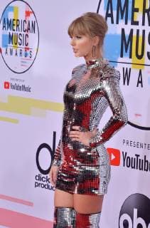 Singer Taylor Swift arrives for the 46th annual American Music Awards at the Microsoft Theater in Los Angeles on October 9, 2018.  LAP20181009003 JIMxRUYMEN