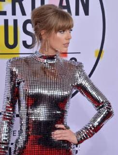 Singer Taylor Swift arrives for the 46th annual American Music Awards at the Microsoft Theater in Los Angeles on October 9, 2018.  LAP20181009013 JIMxRUYMEN