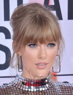 Singer Taylor Swift arrives for the 46th annual American Music Awards at the Microsoft Theater in Los Angeles on October 9, 2018.  LAP20181009014 JIMxRUYMEN