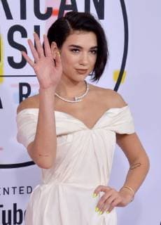 Singer Dua Lipa arrives for the 46th annual American Music Awards at the Microsoft Theater in Los Angeles on October 9, 2018.  LAP20181009106 JIMxRUYMEN